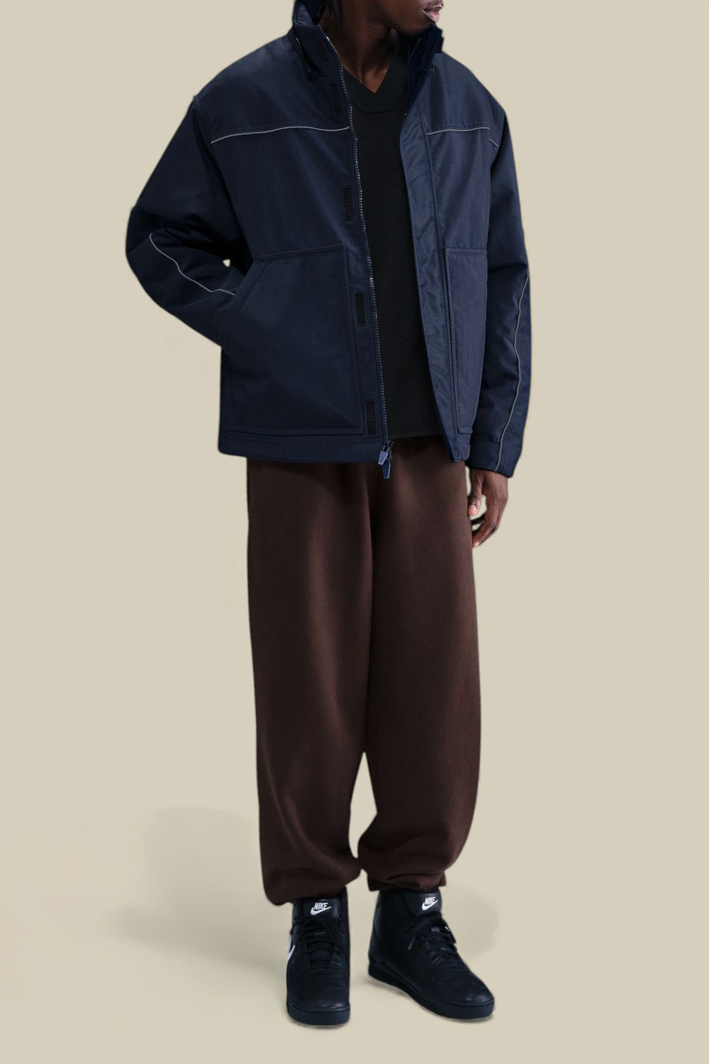 תמונת כל הלוק של ז'קט נייקי X סטוסי